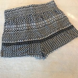 Black and White boutique shorts size M